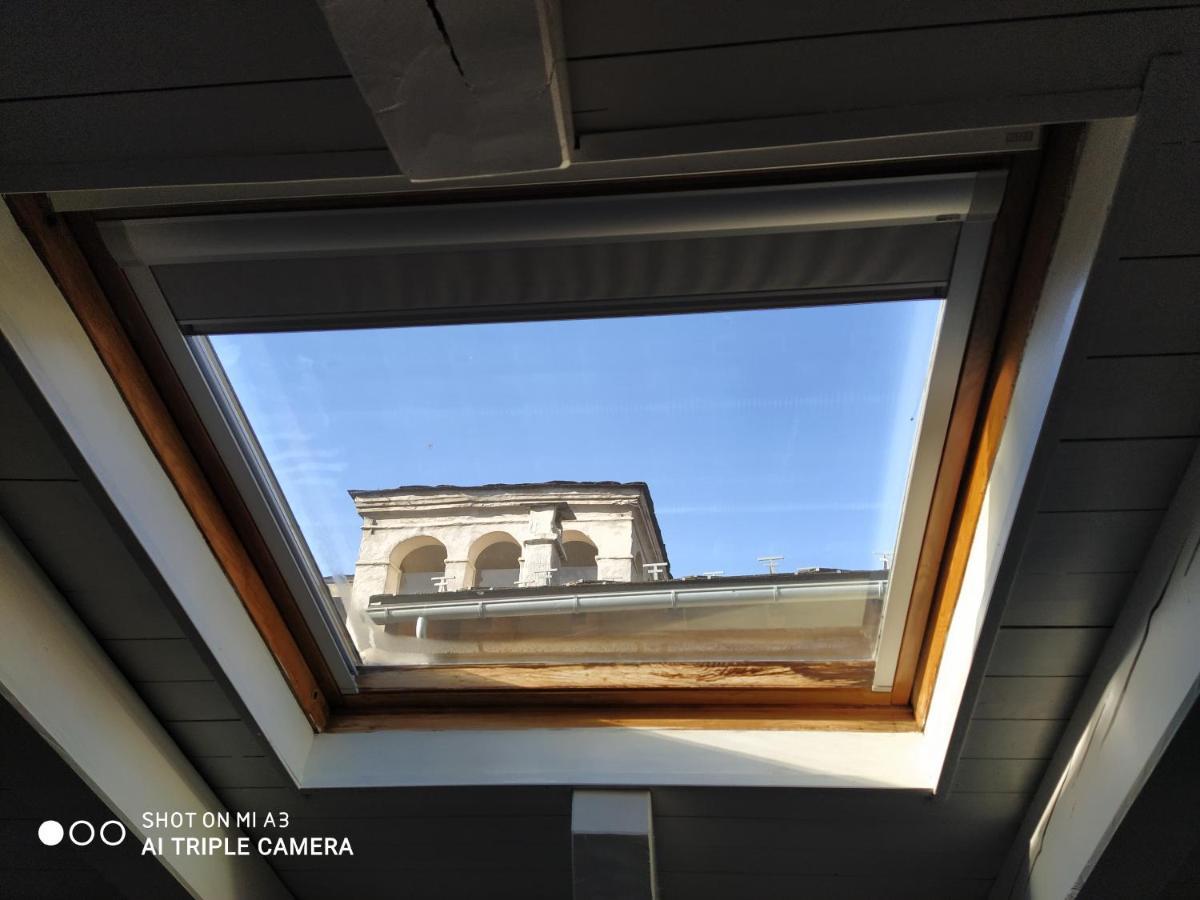 Un Oeil Sur La Cathedrale